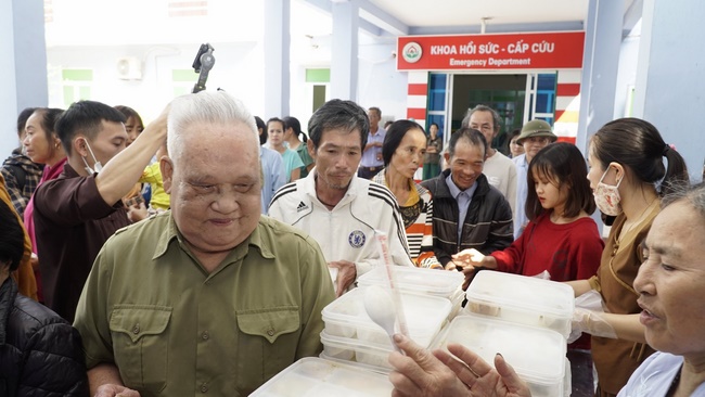 Dong Cao pagoda holding charity.