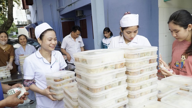 Dong Cao pagoda holding charity.