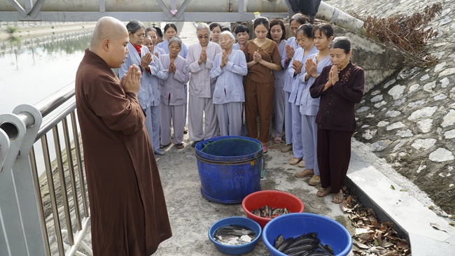 Dong Cao pagoda holding charity.