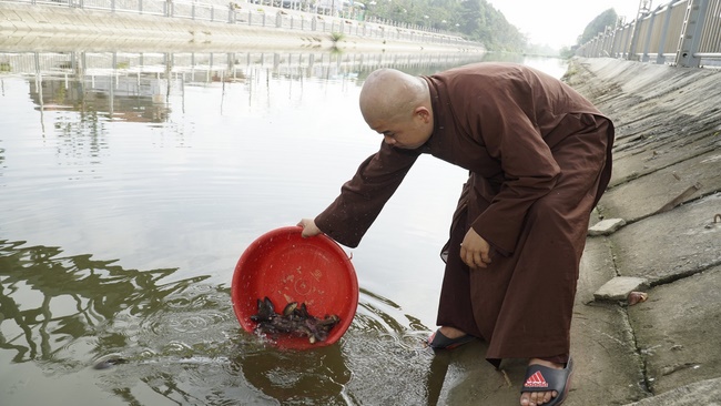 Dong Cao pagoda holding charity.