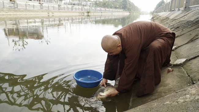 Dong Cao pagoda holding charity.