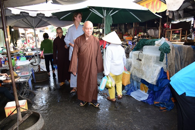 The ceremony putting the Buddha statue and releasing creatures.