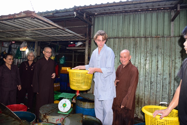 The ceremony putting the Buddha statue and releasing creatures.