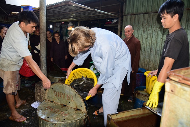 The ceremony putting the Buddha statue and releasing creatures.