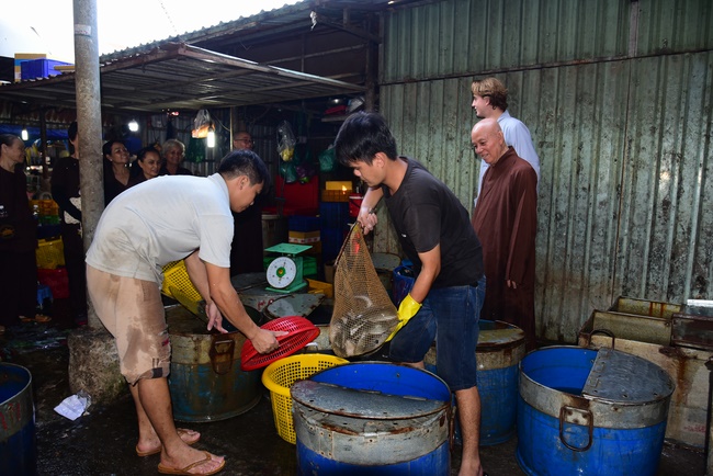 The ceremony putting the Buddha statue and releasing creatures.