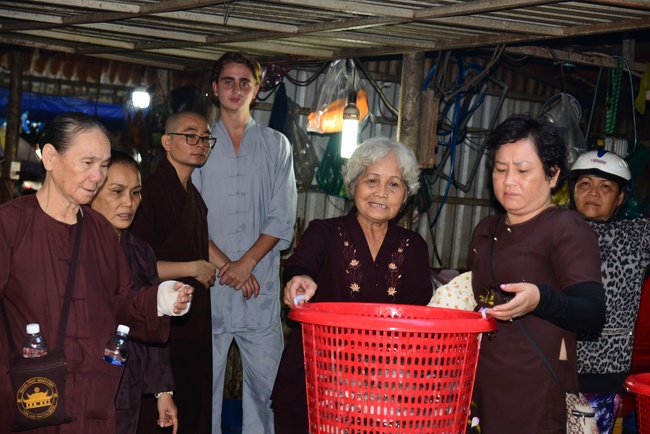 The ceremony putting the Buddha statue and releasing creatures.
