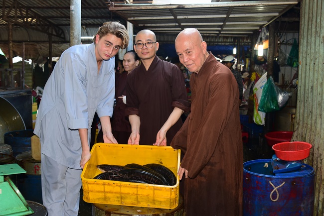 The ceremony putting the Buddha statue and releasing creatures.