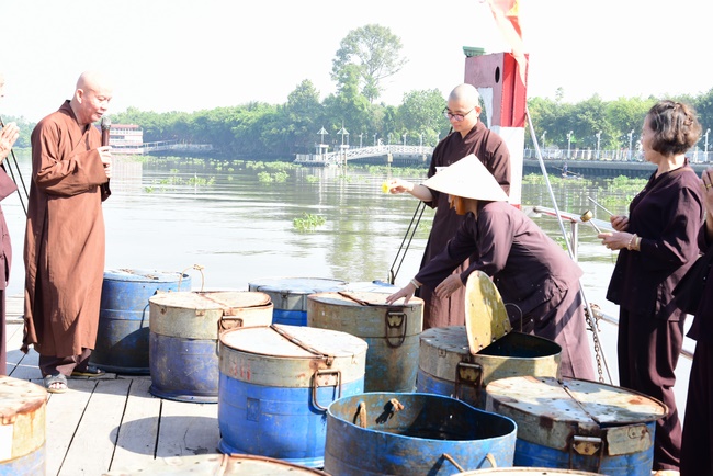 The ceremony putting the Buddha statue and releasing creatures.