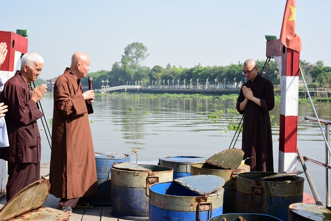 The ceremony putting the Buddha statue and releasing creatures.