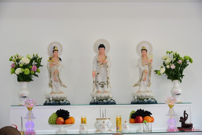 The ceremony putting the Buddha statue and releasing creatures.