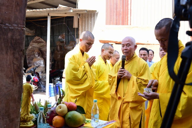 The beginning rite to sculpt the Buddha statue