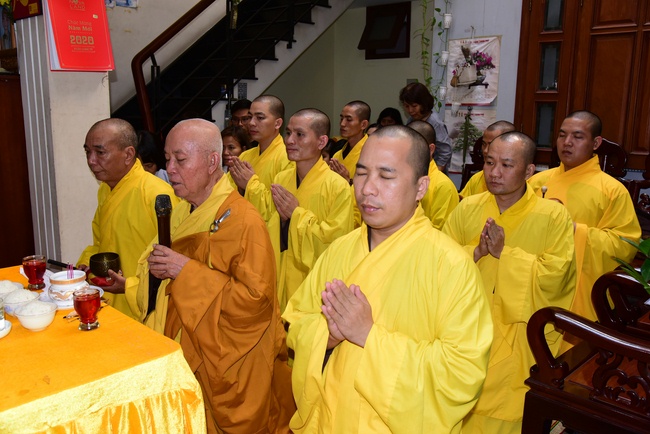 The beginning rite to sculpt the Buddha statue