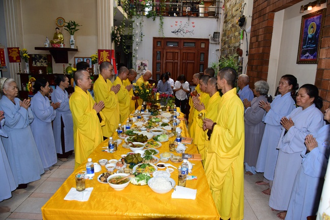 The beginning rite to sculpt the Buddha statue