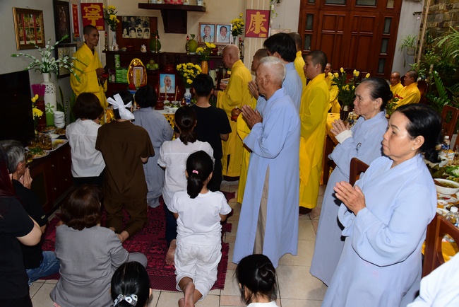 The beginning rite to sculpt the Buddha statue