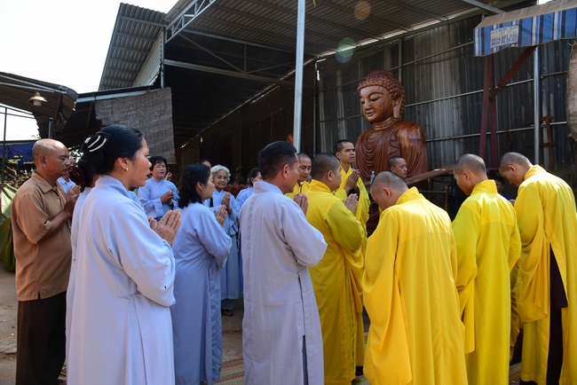 The beginning rite to sculpt the Buddha statue