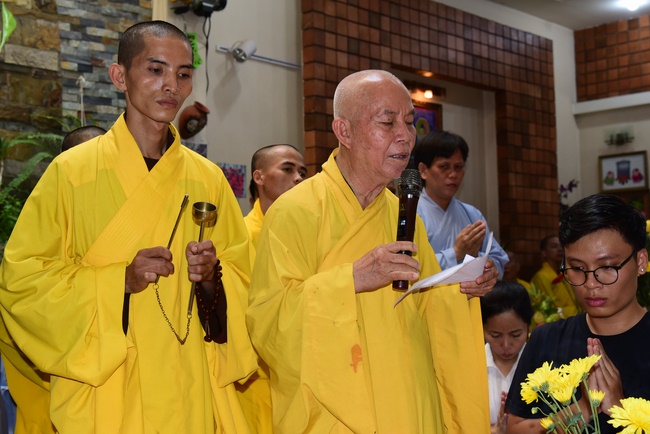 The beginning rite to sculpt the Buddha statue