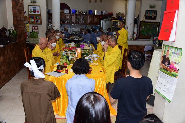 The beginning rite to sculpt the Buddha statue