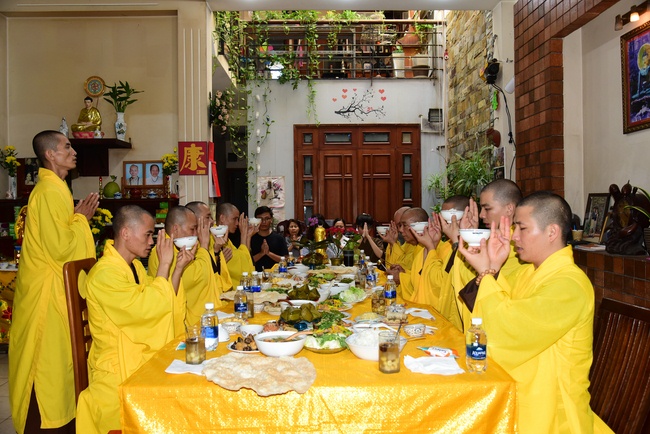 The beginning rite to sculpt the Buddha statue