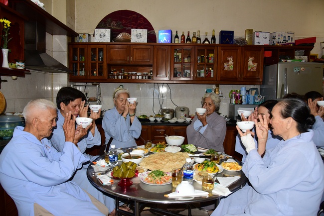 The beginning rite to sculpt the Buddha statue