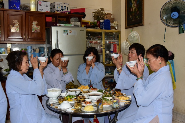 The beginning rite to sculpt the Buddha statue