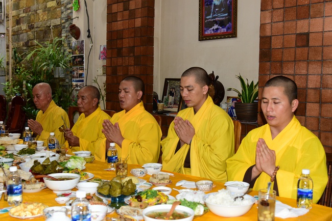 The beginning rite to sculpt the Buddha statue