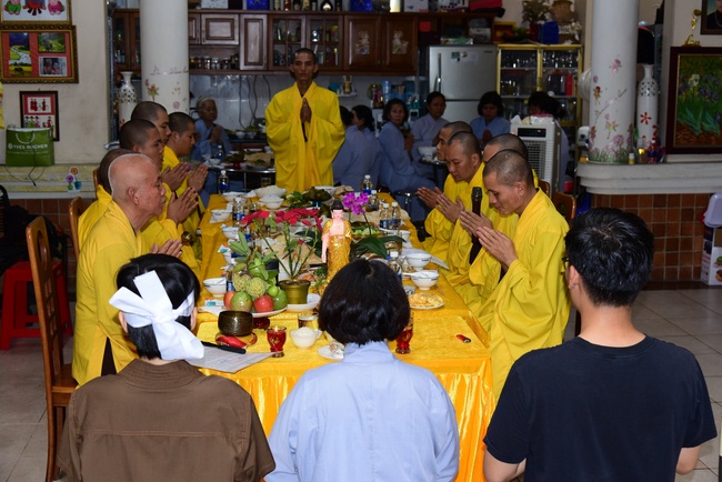 The beginning rite to sculpt the Buddha statue