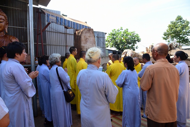 The beginning rite to sculpt the Buddha statue