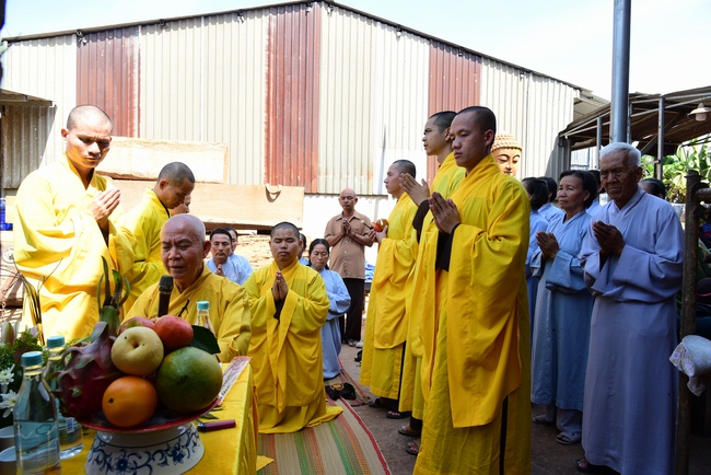 The beginning rite to sculpt the Buddha statue