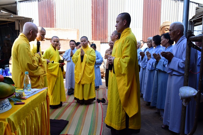 The beginning rite to sculpt the Buddha statue