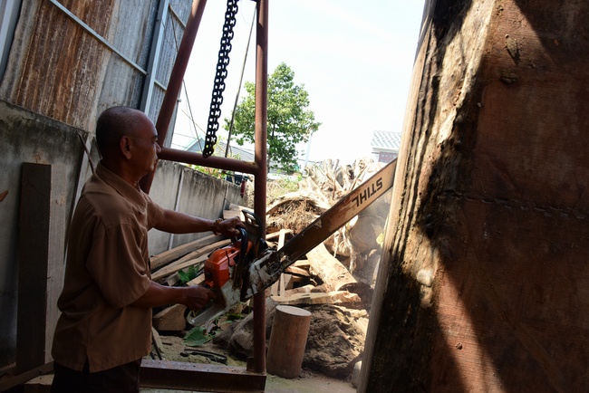 The beginning rite to sculpt the Buddha statue