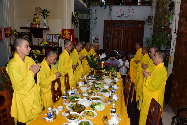 The beginning rite to sculpt the Buddha statue