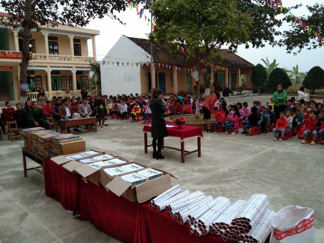 Dong Cao Pagoda giving gifts for pupils