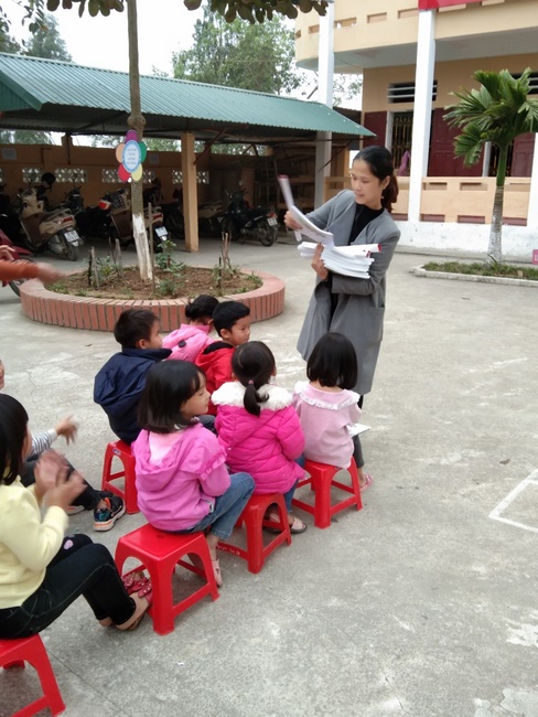 Dong Cao Pagoda giving gifts for pupils