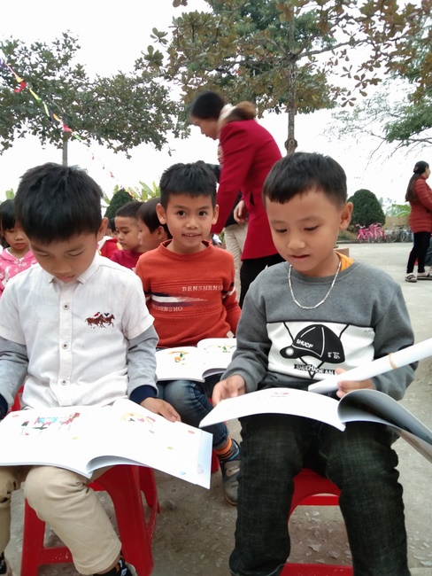 Dong Cao Pagoda giving gifts for pupils