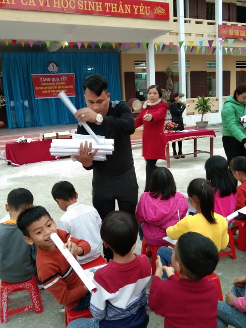 Dong Cao Pagoda giving gifts for pupils