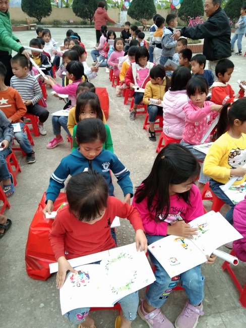 Dong Cao Pagoda giving gifts for pupils