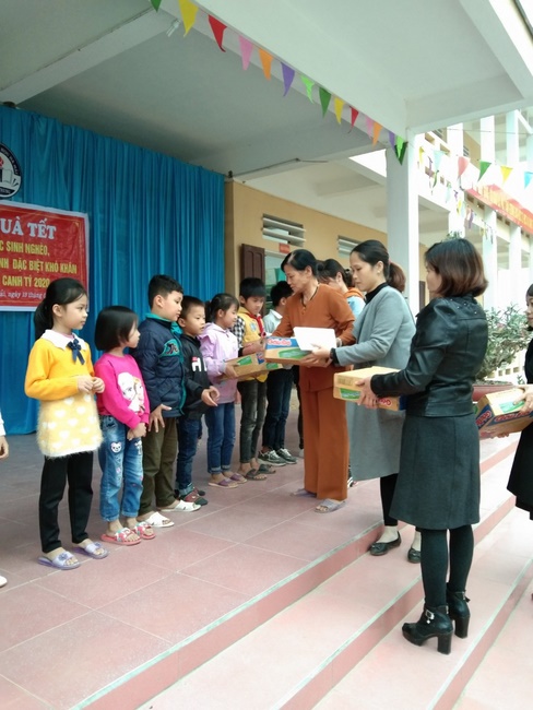 Dong Cao Pagoda giving gifts for pupils