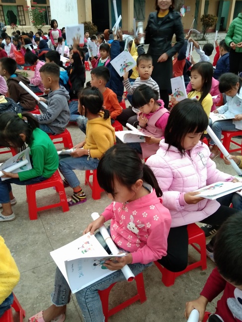 Dong Cao Pagoda giving gifts for pupils