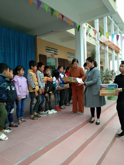 Dong Cao Pagoda giving gifts for pupils