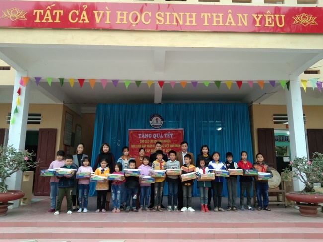 Dong Cao Pagoda giving gifts for pupils