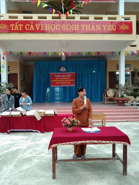 Dong Cao Pagoda giving gifts for pupils