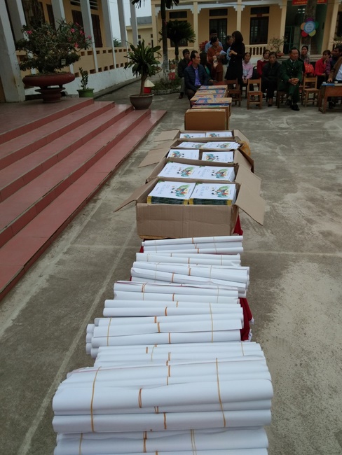 Dong Cao Pagoda giving gifts for pupils