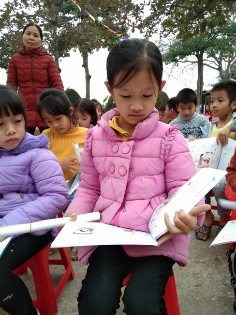 Dong Cao Pagoda giving gifts for pupils