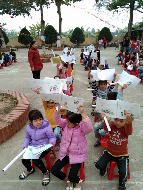 Dong Cao Pagoda giving gifts for pupils
