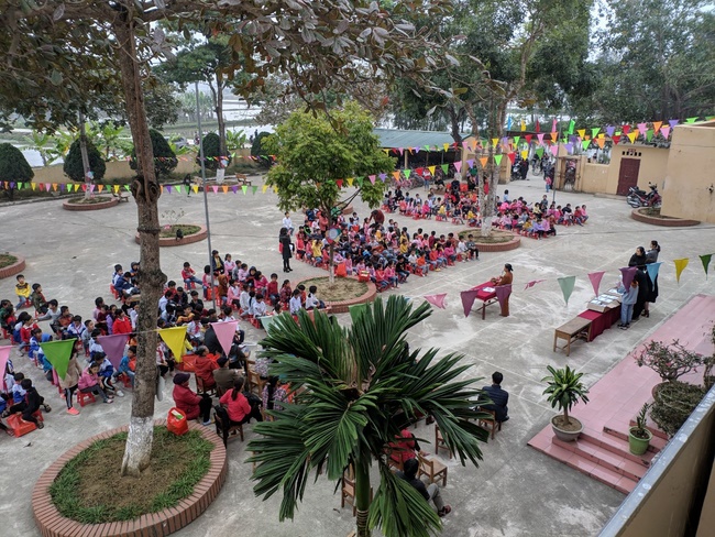 Dong Cao Pagoda giving gifts for pupils