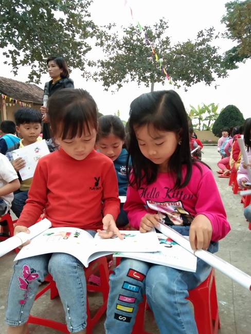 Dong Cao Pagoda giving gifts for pupils