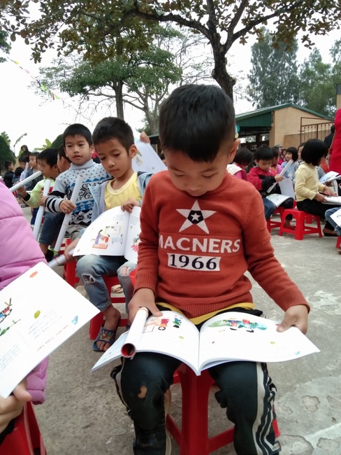 Dong Cao Pagoda giving gifts for pupils