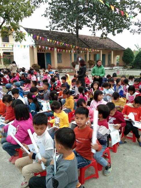 Dong Cao Pagoda giving gifts for pupils