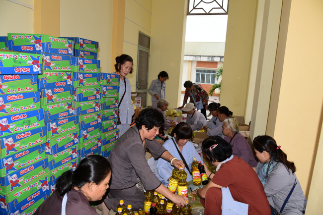 Giving Tet gifts to poor residents in Tay Ninh