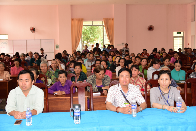 Giving Tet gifts to poor residents in Tay Ninh